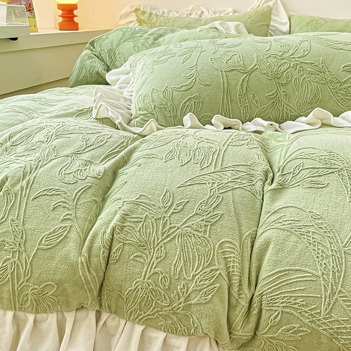 91家纺网 家纺一手货源 找家纺 琪格格纺织 2025新款全消光小清新花边款雕花牛奶绒四件套 雕花绒花边 枝枝叶叶 浅绿