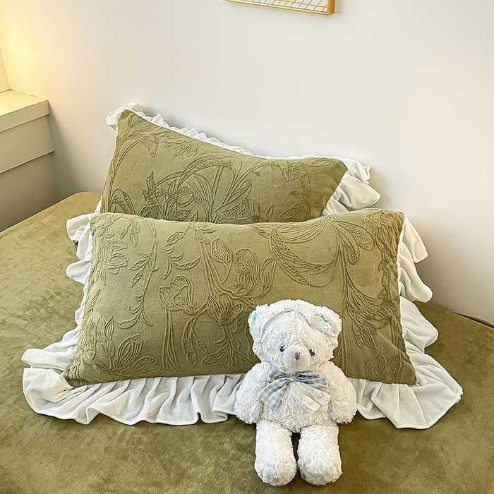 91家纺网 家纺一手货源 找家纺 琪格格纺织 2025新款全消光小清新花边款雕花牛奶绒四件套 雕花绒花边 枝枝叶叶 海棠绿