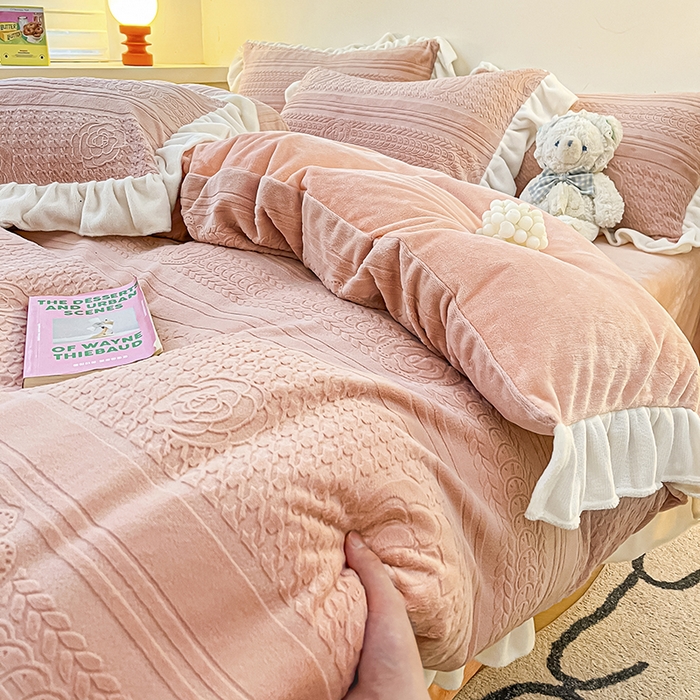 91家纺网 家纺一手货源 找家纺 琪格格纺织 2025新款全消光小清新花边款雕花牛奶绒四件套 雕花绒花边 摩尔庄园 粉玉