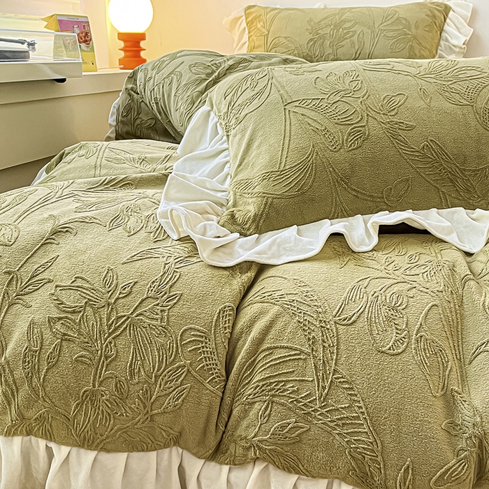 91家纺网 家纺一手货源 找家纺 琪格格纺织 2025新款全消光小清新花边款雕花牛奶绒四件套 雕花绒花边 枝枝叶叶 海棠绿