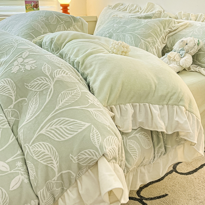 91家纺网 家纺一手货源 找家纺 琪格格纺织 2025新款全消光小清新花边款雕花牛奶绒四件套 雕花绒花边 迪娅妮 浅绿