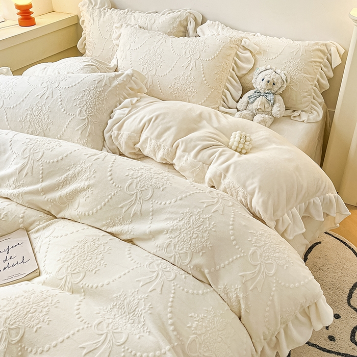 91家纺网 家纺一手货源 找家纺 琪格格纺织 2025新款全消光小清新花边款雕花牛奶绒四件套 雕花绒花边 玉珠帘 奶昔白