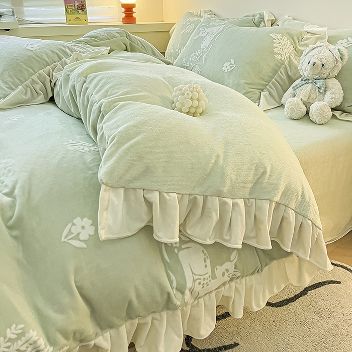 91家纺网 家纺一手货源 找家纺 琪格格纺织 2025新款全消光小清新花边款雕花牛奶绒四件套 雕花绒花边 花丛小鹿 绿