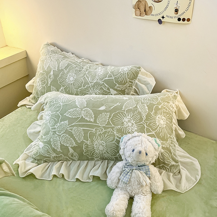 91家纺网 家纺一手货源 找家纺 琪格格纺织 2025新款全消光小清新花边款雕花牛奶绒四件套 雕花绒花边 安妮花苑 绿