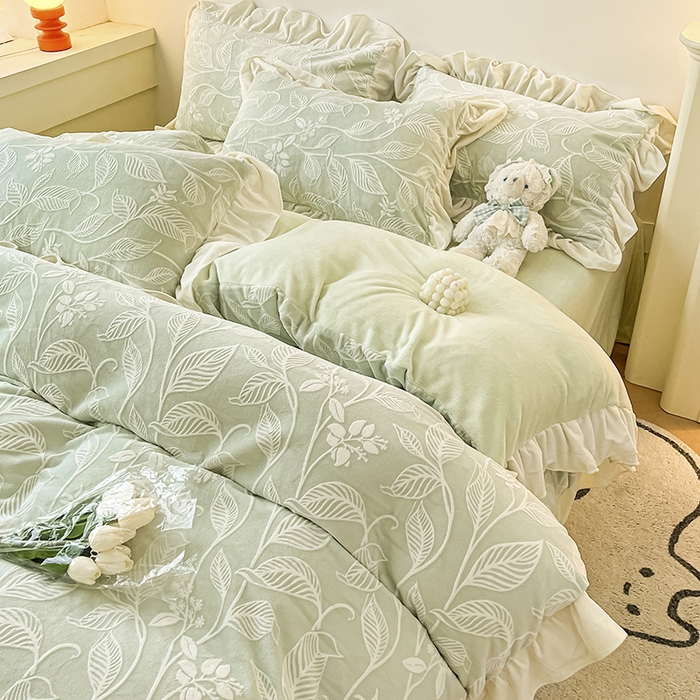 91家纺网 家纺一手货源 找家纺 琪格格纺织 2025新款全消光小清新花边款雕花牛奶绒四件套 雕花绒花边 迪娅妮 浅绿