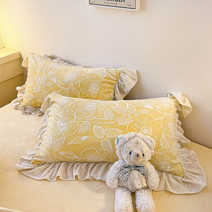 91家纺网 家纺一手货源 找家纺 琪格格纺织 2025新款全消光小清新花边款雕花牛奶绒四件套 雕花绒花边 安妮花苑 黄