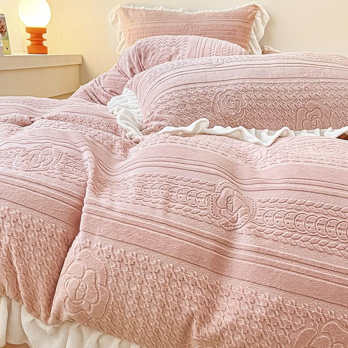 91家纺网 家纺一手货源 找家纺 琪格格纺织 2025新款全消光小清新花边款雕花牛奶绒四件套 雕花绒花边 摩尔庄园 粉玉