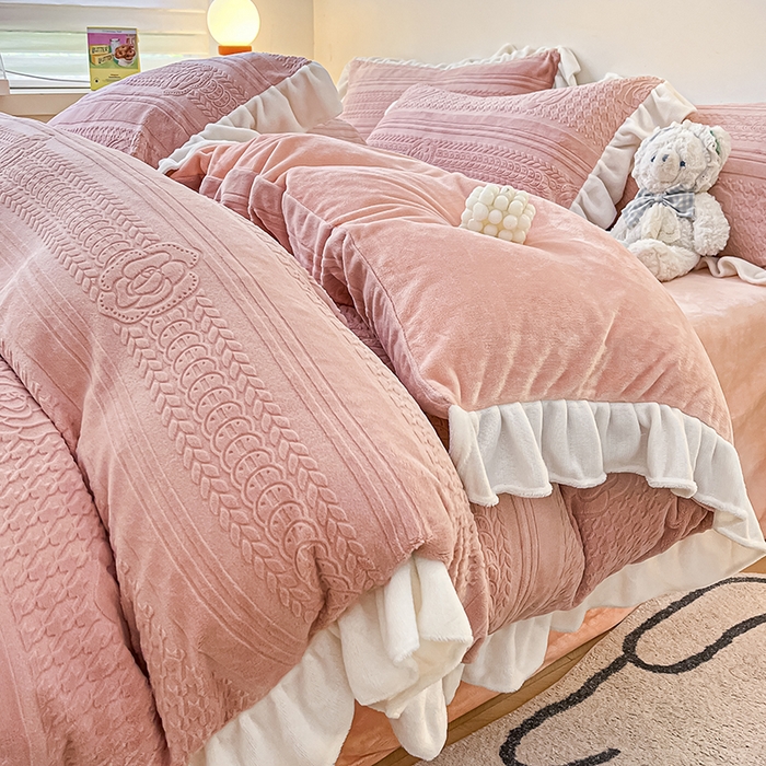 91家纺网 家纺一手货源 找家纺 琪格格纺织 2025新款全消光小清新花边款雕花牛奶绒四件套 雕花绒花边 摩尔庄园 粉玉