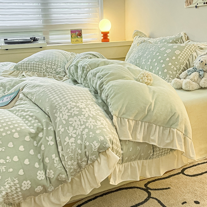 91家纺网 家纺一手货源 找家纺 琪格格纺织 2025新款全消光小清新花边款雕花牛奶绒四件套 雕花绒花边-阿芙朵绿