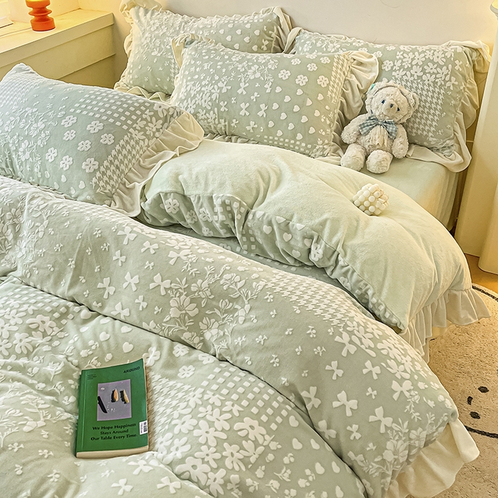 91家纺网 家纺一手货源 找家纺 琪格格纺织 2025新款全消光小清新花边款雕花牛奶绒四件套 雕花绒花边-阿芙朵绿