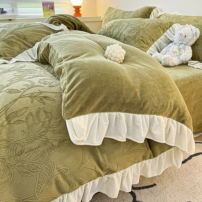 91家纺网 家纺一手货源 找家纺 琪格格纺织 2025新款全消光小清新花边款雕花牛奶绒四件套 雕花绒花边 枝枝叶叶 海棠绿