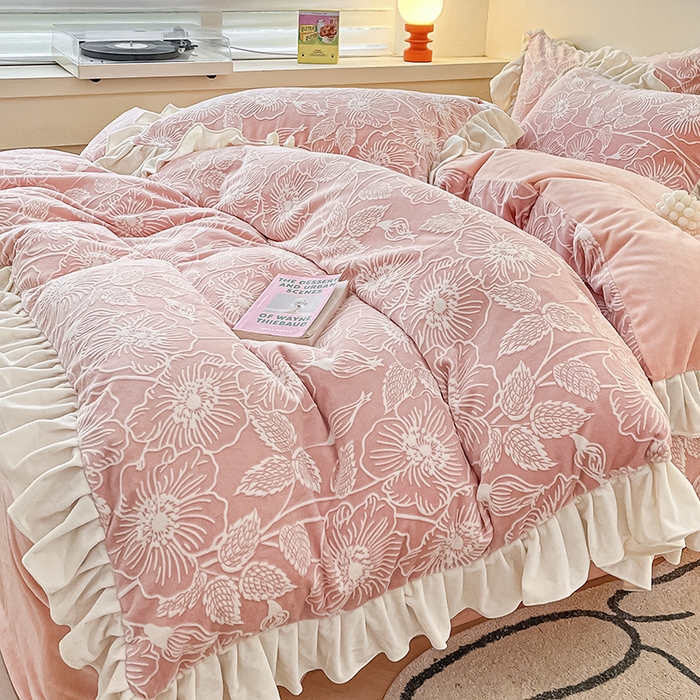 91家纺网 家纺一手货源 找家纺 琪格格纺织 2025新款全消光小清新花边款雕花牛奶绒四件套 雕花绒花边 安妮花苑 粉