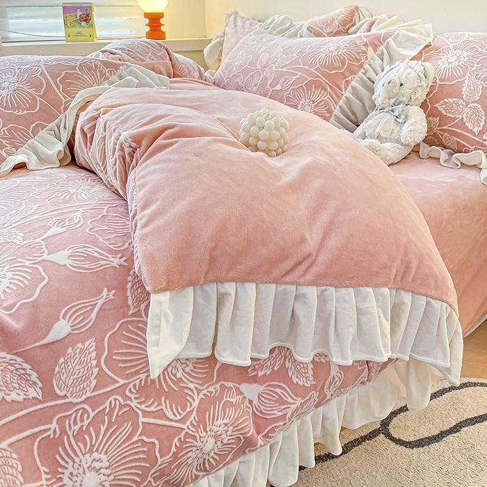 91家纺网 家纺一手货源 找家纺 琪格格纺织 2025新款全消光小清新花边款雕花牛奶绒四件套 雕花绒花边 安妮花苑 粉