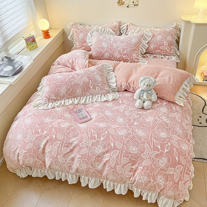 91家纺网 家纺一手货源 找家纺 琪格格纺织 2025新款全消光小清新花边款雕花牛奶绒四件套 雕花绒花边 安妮花苑 粉