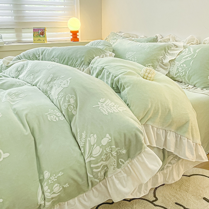 91家纺网 家纺一手货源 找家纺 琪格格纺织 2025新款全消光小清新花边款雕花牛奶绒四件套 雕花绒花边 花丛小鹿 绿