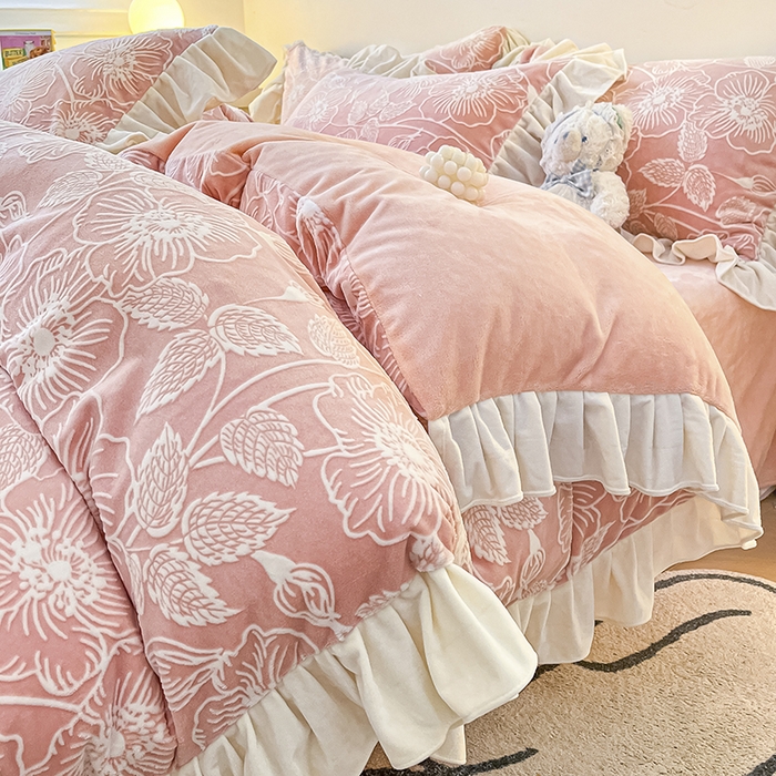 91家纺网 家纺一手货源 找家纺 琪格格纺织 2025新款全消光小清新花边款雕花牛奶绒四件套 雕花绒花边 安妮花苑 粉