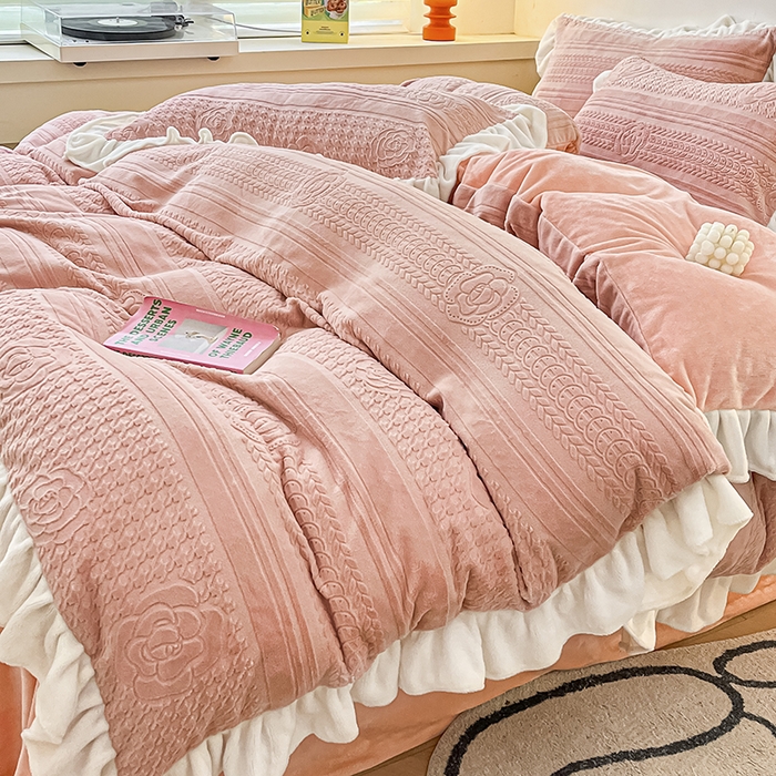 91家纺网 家纺一手货源 找家纺 琪格格纺织 2025新款全消光小清新花边款雕花牛奶绒四件套 雕花绒花边 摩尔庄园 粉玉