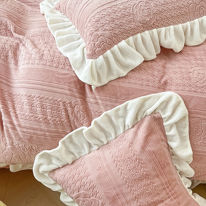 91家纺网 家纺一手货源 找家纺 琪格格纺织 2025新款全消光小清新花边款雕花牛奶绒四件套 雕花绒花边 摩尔庄园 粉玉