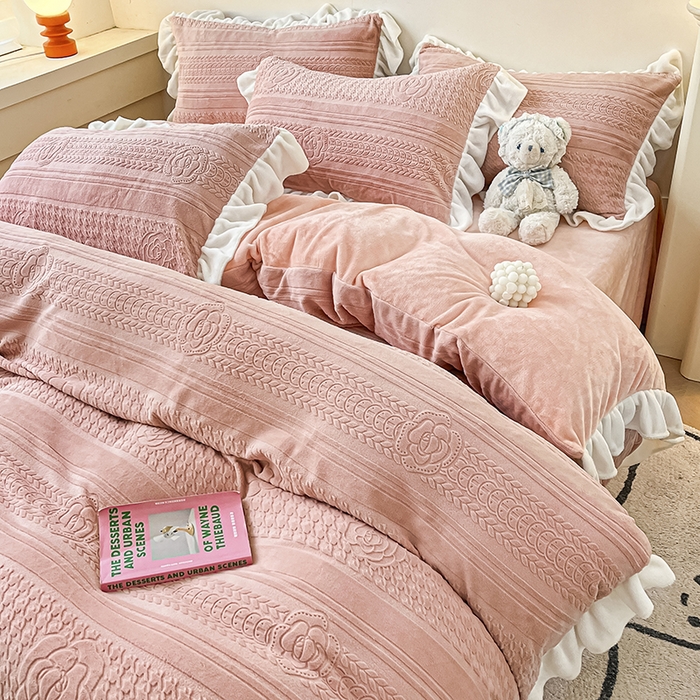 91家纺网 家纺一手货源 找家纺 琪格格纺织 2025新款全消光小清新花边款雕花牛奶绒四件套 雕花绒花边 摩尔庄园 粉玉