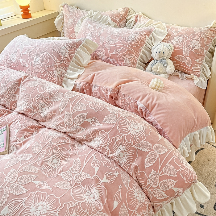 91家纺网 家纺一手货源 找家纺 琪格格纺织 2025新款全消光小清新花边款雕花牛奶绒四件套 雕花绒花边 安妮花苑 粉