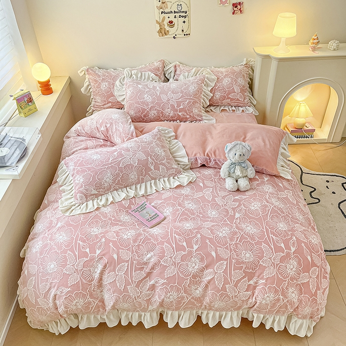 91家纺网 家纺一手货源 找家纺 琪格格纺织 2025新款全消光小清新花边款雕花牛奶绒四件套 雕花绒花边 安妮花苑 粉