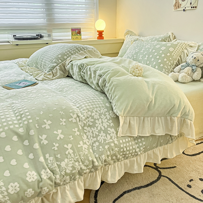 91家纺网 家纺一手货源 找家纺 琪格格纺织 2025新款全消光小清新花边款雕花牛奶绒四件套 雕花绒花边-阿芙朵绿