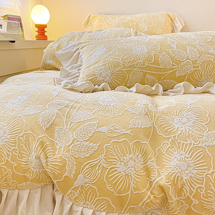 91家纺网 家纺一手货源 找家纺 琪格格纺织 2025新款全消光小清新花边款雕花牛奶绒四件套 雕花绒花边 安妮花苑 黄