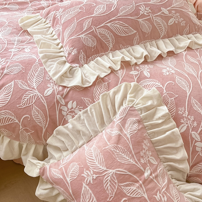 91家纺网 家纺一手货源 找家纺 琪格格纺织 2025新款全消光小清新花边款雕花牛奶绒四件套 雕花绒花边 迪娅妮 粉