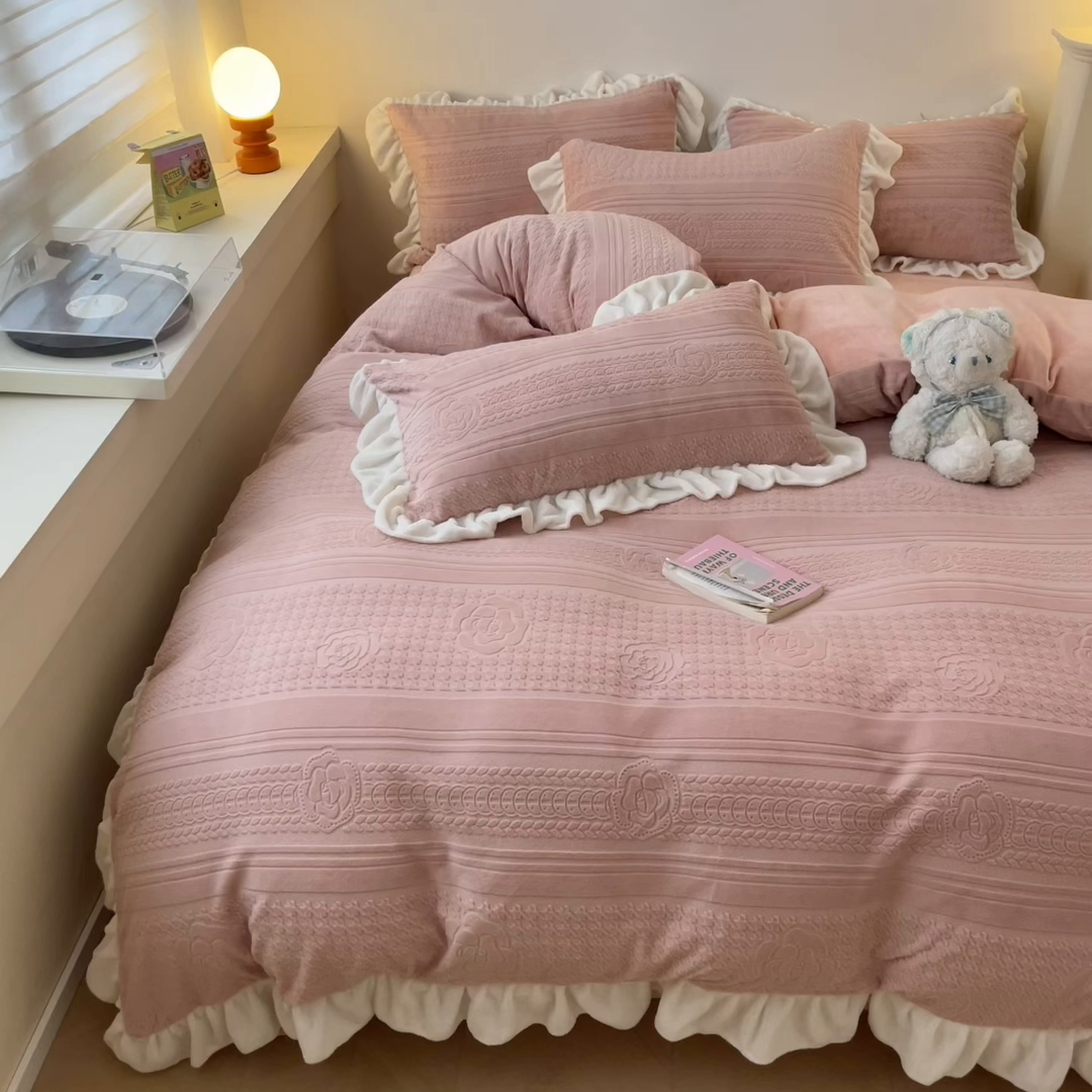 91家纺网 家纺一手货源 找家纺 琪格格纺织 2025新款全消光小清新花边款雕花牛奶绒四件套 雕花绒花边 摩尔庄园 粉玉