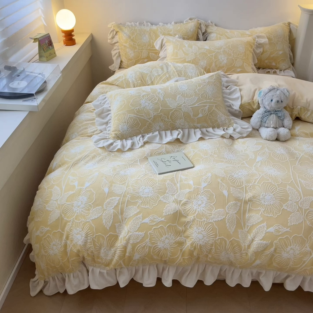 91家纺网 家纺一手货源 找家纺 琪格格纺织 2025新款全消光小清新花边款雕花牛奶绒四件套 雕花绒花边 安妮花苑 黄