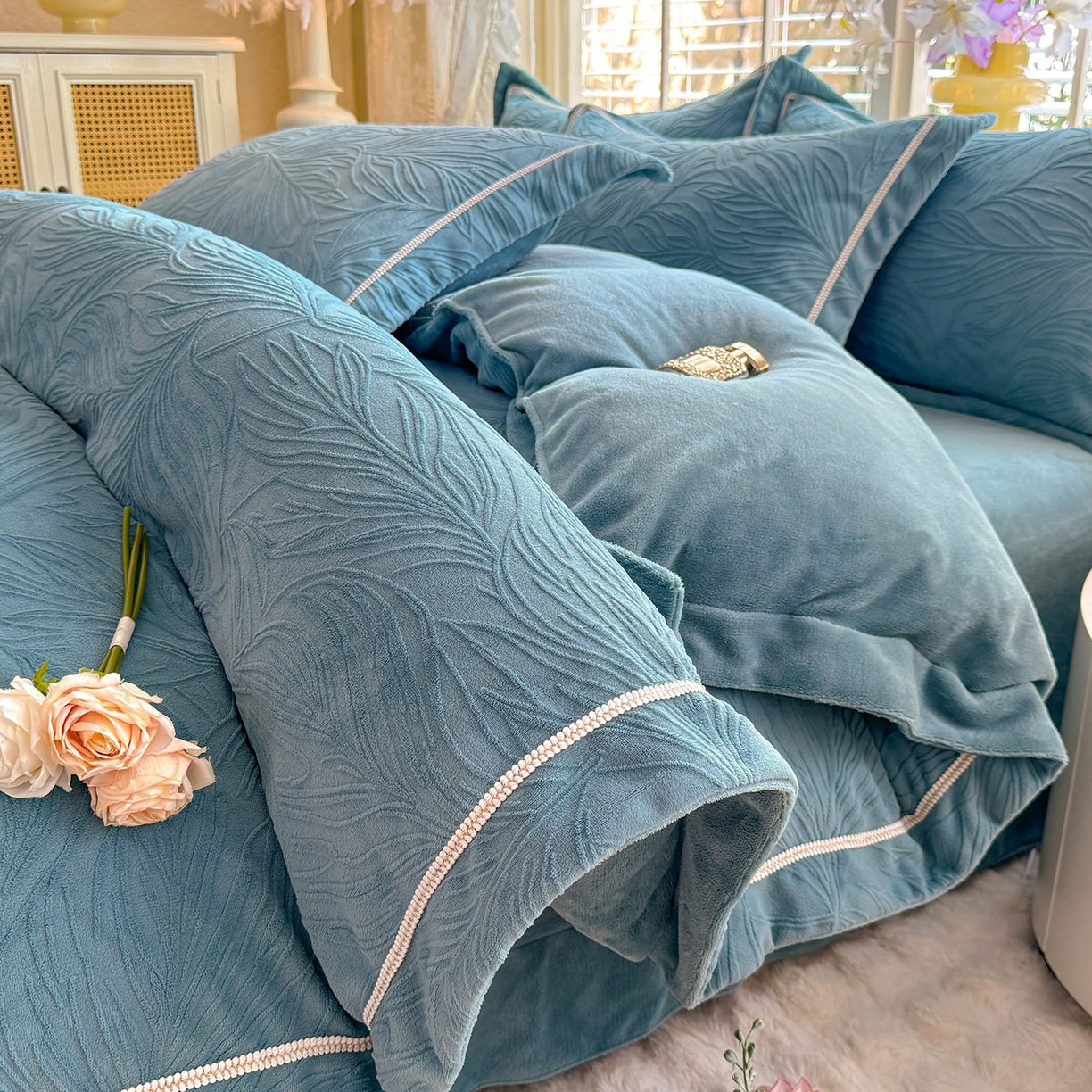 91家纺网 家纺一手货源 找家纺 （总）艾唯希家纺 2025新款全消光雕花绒织带款四件套牛奶绒-雕花织带系列