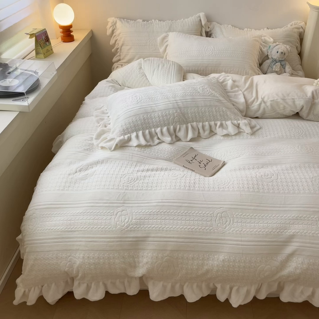 91家纺网 家纺一手货源 找家纺 琪格格纺织 2025新款全消光小清新花边款雕花牛奶绒四件套 雕花绒花边 摩尔庄园 奶昔白