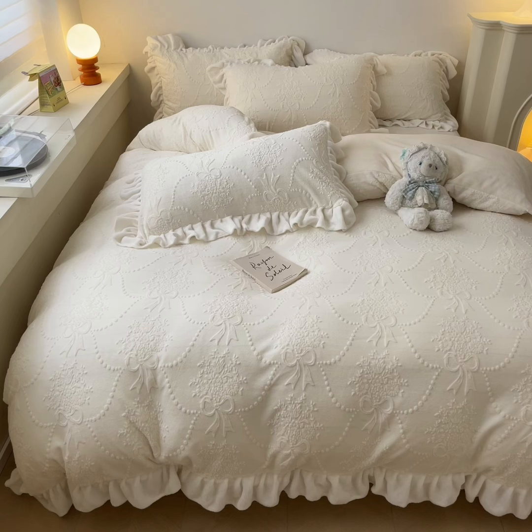 91家纺网 家纺一手货源 找家纺 琪格格纺织 2025新款全消光小清新花边款雕花牛奶绒四件套 雕花绒花边 玉珠帘 奶昔白