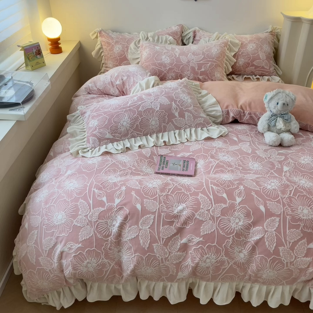 91家纺网 家纺一手货源 找家纺 琪格格纺织 2025新款全消光小清新花边款雕花牛奶绒四件套 雕花绒花边 安妮花苑 粉