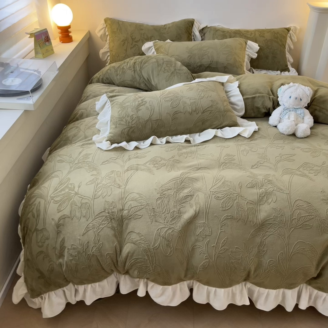 91家纺网 家纺一手货源 找家纺 琪格格纺织 2025新款全消光小清新花边款雕花牛奶绒四件套 雕花绒花边 枝枝叶叶 海棠绿