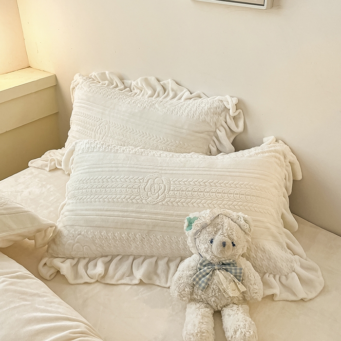 91家纺网 家纺一手货源 找家纺 琪格格纺织 2025新款全消光小清新花边款雕花牛奶绒四件套 雕花绒花边 摩尔庄园 奶昔白