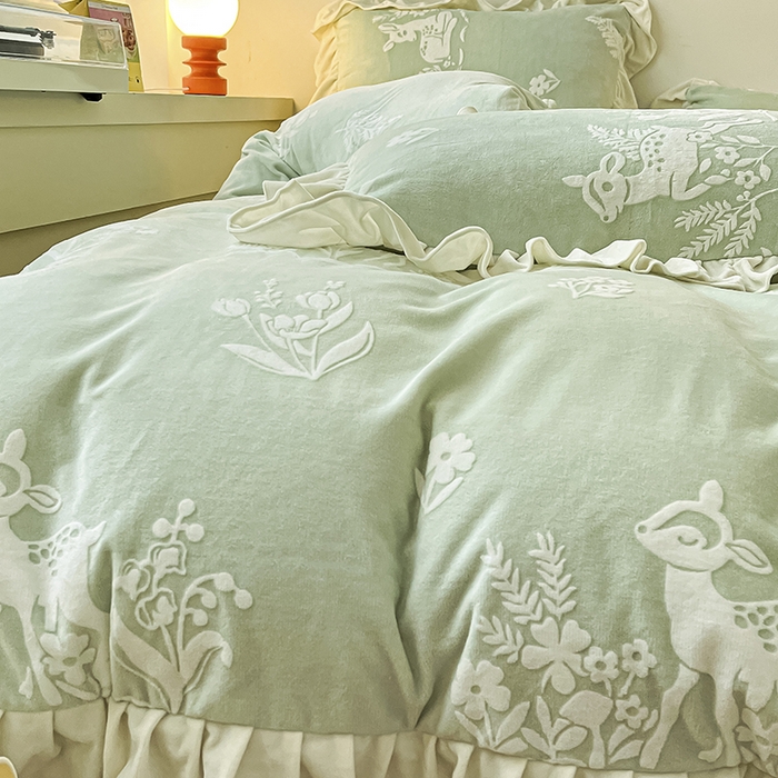 91家纺网 家纺一手货源 找家纺 琪格格纺织 2025新款全消光小清新花边款雕花牛奶绒四件套 雕花绒花边 花丛小鹿 绿