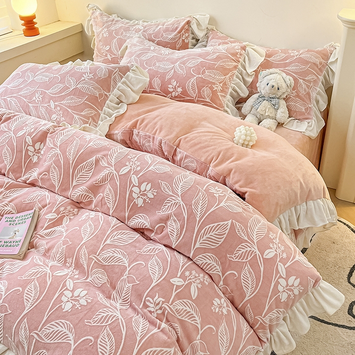 91家纺网 家纺一手货源 找家纺 琪格格纺织 2025新款全消光小清新花边款雕花牛奶绒四件套 雕花绒花边 迪娅妮 粉