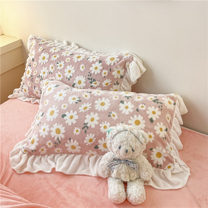 91家纺网 家纺一手货源 找家纺 琪格格纺织 2025新款全消光小清新花边款雕花牛奶绒四件套 雕花花边绒- 雏菊 粉玉