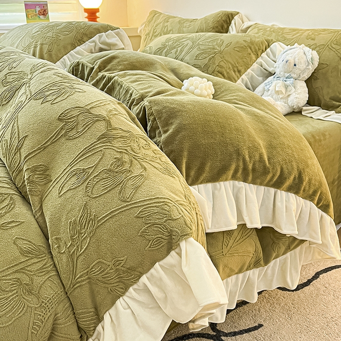 91家纺网 家纺一手货源 找家纺 琪格格纺织 2025新款全消光小清新花边款雕花牛奶绒四件套 雕花绒花边 枝枝叶叶 海棠绿