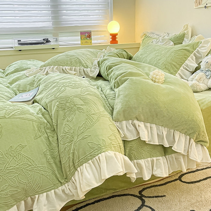 91家纺网 家纺一手货源 找家纺 琪格格纺织 2025新款全消光小清新花边款雕花牛奶绒四件套 雕花绒花边 枝枝叶叶 浅绿