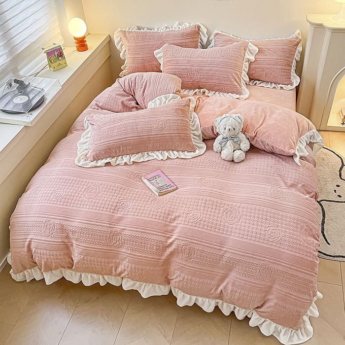 91家纺网 家纺一手货源 找家纺 琪格格纺织 2025新款全消光小清新花边款雕花牛奶绒四件套 雕花绒花边 摩尔庄园 粉玉