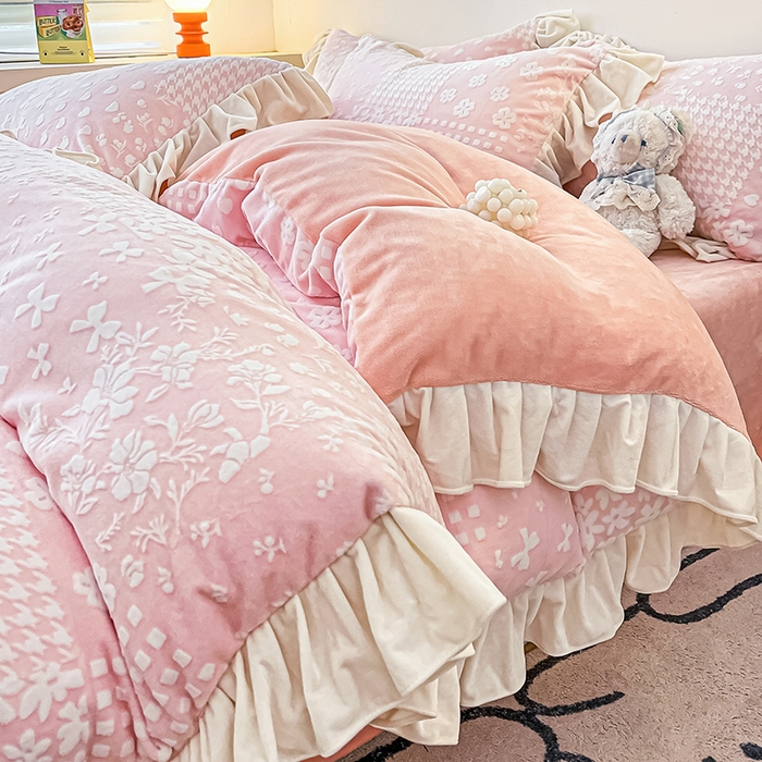 91家纺网 家纺一手货源 找家纺 琪格格纺织 2025新款全消光小清新花边款雕花牛奶绒四件套 雕花绒花边- 阿芙朵 粉