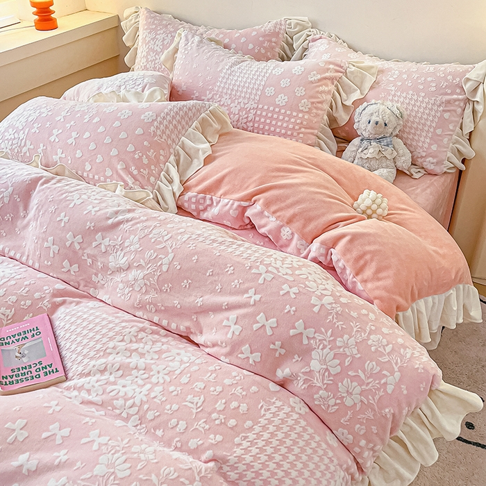 91家纺网 家纺一手货源 找家纺 琪格格纺织 2025新款全消光小清新花边款雕花牛奶绒四件套 雕花绒花边- 阿芙朵 粉