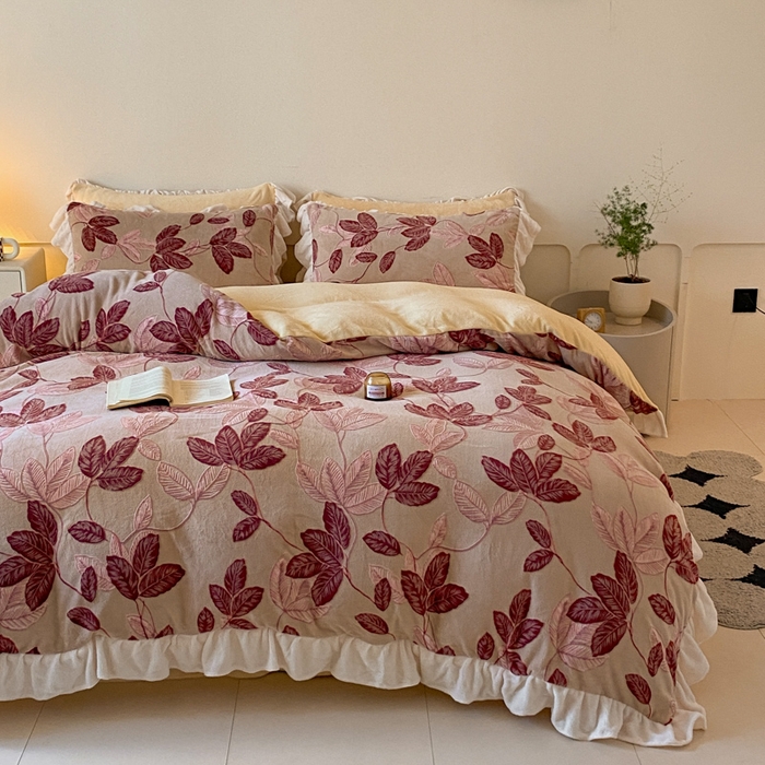 91家纺网 家纺一手货源 找家纺 琪格格纺织 2025新款全消光小清新花边款雕花牛奶绒四件套 雕花花边-秋色宜人酒红