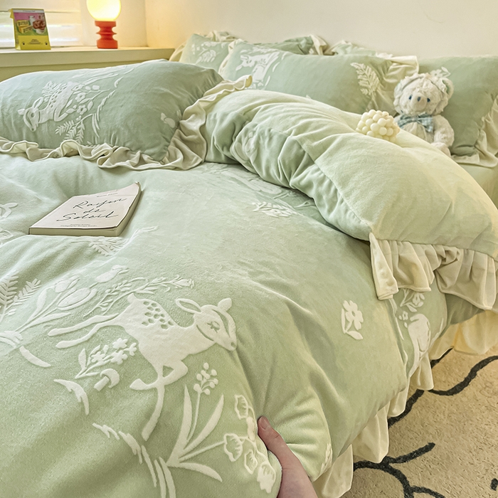 91家纺网 家纺一手货源 找家纺 琪格格纺织 2025新款全消光小清新花边款雕花牛奶绒四件套 雕花绒花边 花丛小鹿 绿