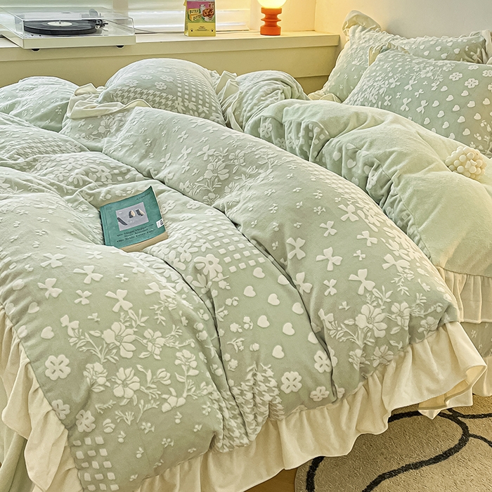 91家纺网 家纺一手货源 找家纺 琪格格纺织 2025新款全消光小清新花边款雕花牛奶绒四件套 雕花绒花边-阿芙朵绿