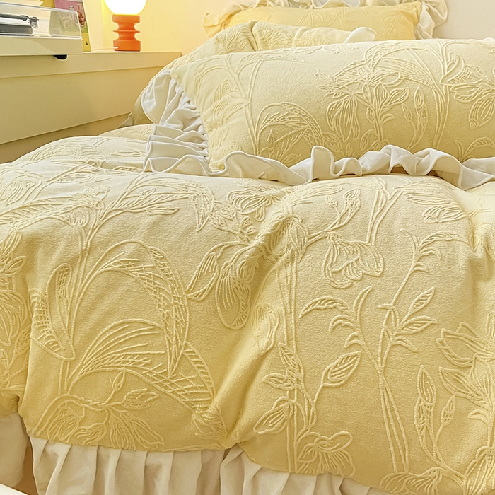 91家纺网 家纺一手货源 找家纺 琪格格纺织 2025新款全消光小清新花边款雕花牛奶绒四件套 雕花绒花边 枝枝叶叶 黄