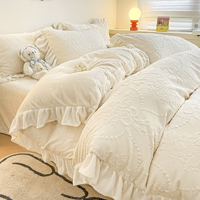 琪格格纺织 2025新款全消光小清新花边款雕花牛奶绒四件套 雕花绒花边 玉珠帘 奶昔白