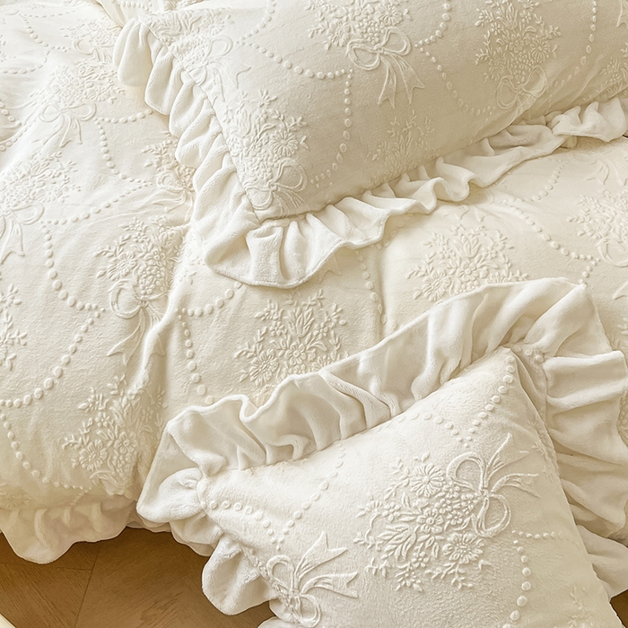 91家纺网 家纺一手货源 找家纺 琪格格纺织 2025新款全消光小清新花边款雕花牛奶绒四件套 雕花绒花边 玉珠帘 奶昔白